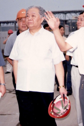 2000年8月16日，第十届全国人大常委会副委员长（时任国家经贸委主任）盛华仁（中）莅临公司视察。